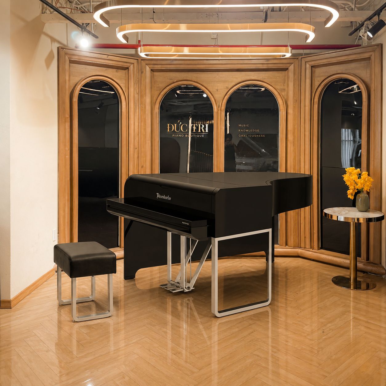 Bösendorfer Audi - Đàn piano đen trong sảnh trưng bày cổ điển với vòm lớn