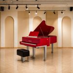 Bösendorfer Porsche - Đàn piano đỏ trong phòng trưng bày studio với vòm tối giản và vách cong