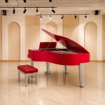 Bösendorfer Porsche - Đàn piano đỏ trong phòng trưng bày với góc chính diện