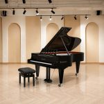Cây đàn piano Bösendorfer 230VC đen bóng sang trọng trong không gian phòng nhạc