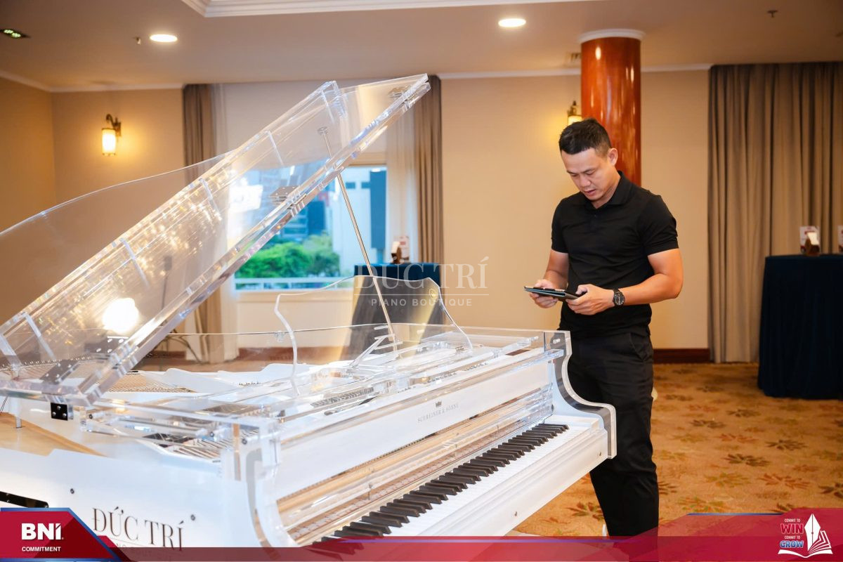Schreiner & Sohne Crystal Grand Piano xuất hiện tại sự kiện BNI Commitment tại khách sạn Rex Sài Gòn