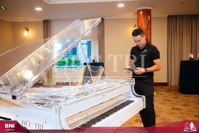 Schreiner & Sohne Crystal Grand Piano xuất hiện tại sự kiện BNI Commitment tại khách sạn Rex Sài Gòn