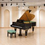 Đàn piano Bösendorfer Secession nắp mở đặt trong studio rộng rãi