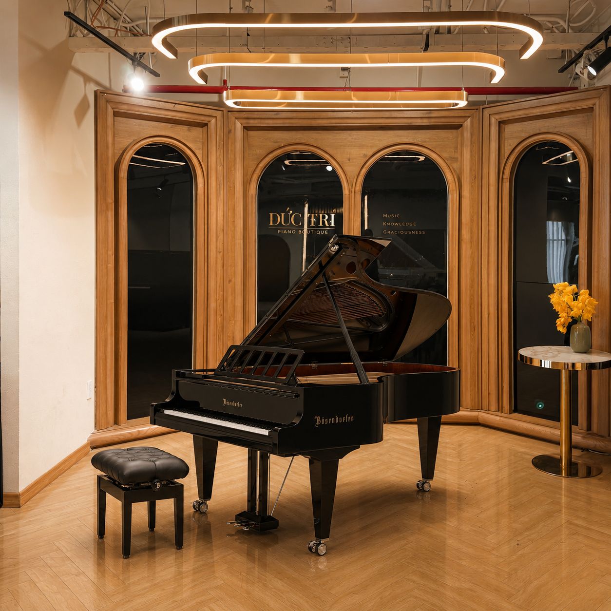 Đàn piano cơ Bösendorfer 230VC đặt trong sảnh trưng bày kiến trúc vòm gỗ
