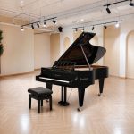 Góc nhìn nghiêng đàn piano Bösendorfer 230VC trong studio vòm trắng tối giản