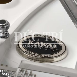 Logo Kawai trên đàn Kawai CR-45 Crystal