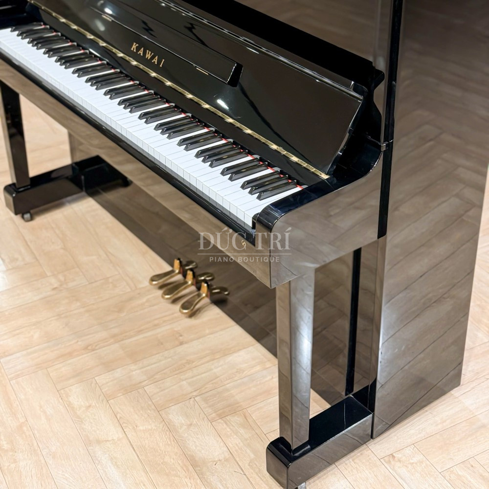 Logo Kawai và phím đàn trên đàn Kawai Ns10