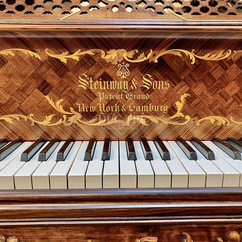 Phim dan va logo tren Steinway Sons Model B Art Case Steinway & Sons Model B Art-Case Phím đàn và logo trên Steinway & Sons Model B Art-Case