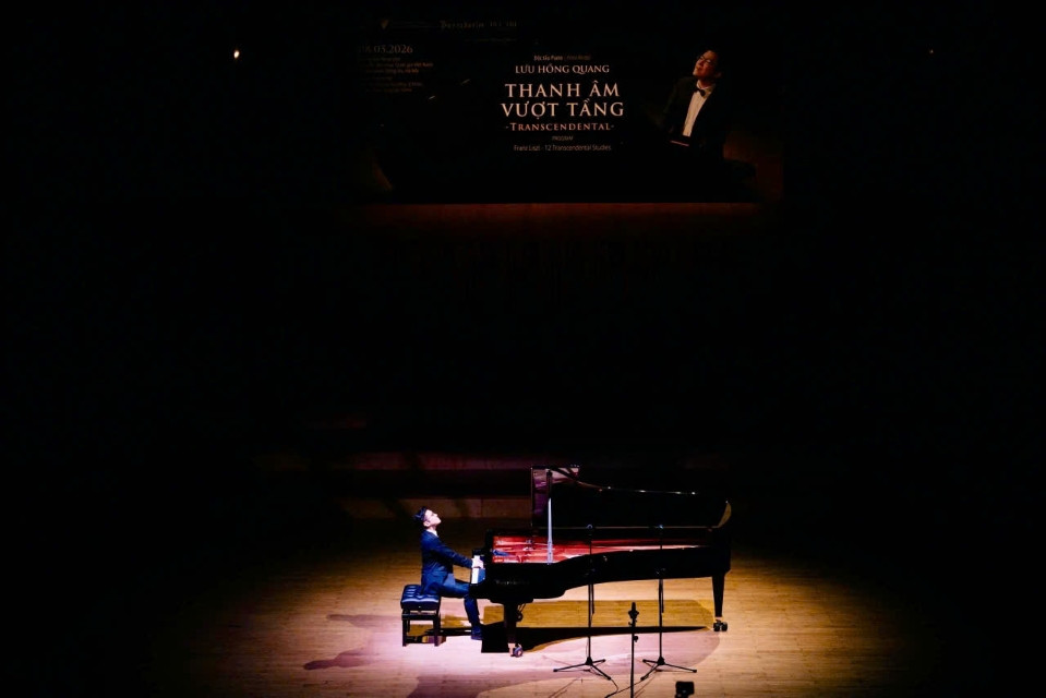 Pianist Luu Hong Quang tren san khau Phong Hoa Nhac Lon — Hoc vien Am nhac Quoc gia Viet Nam Pianist Lưu Hồng Quang trên sân khấu Phòng Hòa Nhạc Lớn — Học viện Âm nhạc Quốc gia Việt Nam