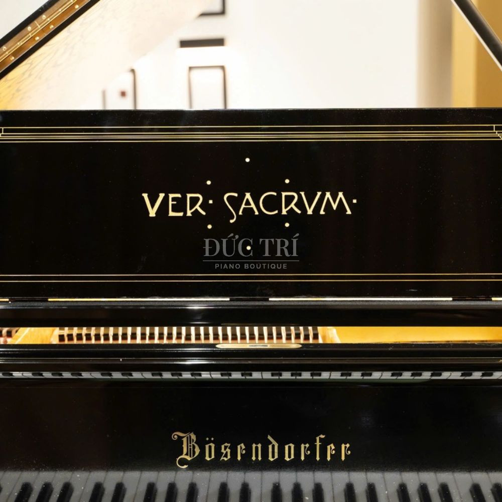 Khau hieu Ver Sacrum ma vang hai muoi ba carat tren gia nhac Bosendorfer Secession Bösendorfer Secession 214VC Khẩu hiệu Ver Sacrum mạ vàng hai mươi ba carat trên giá nhạc Bösendorfer Secession