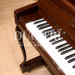 Thiết kế chân cong trên đàn Yamaha LX-113 CP-PM