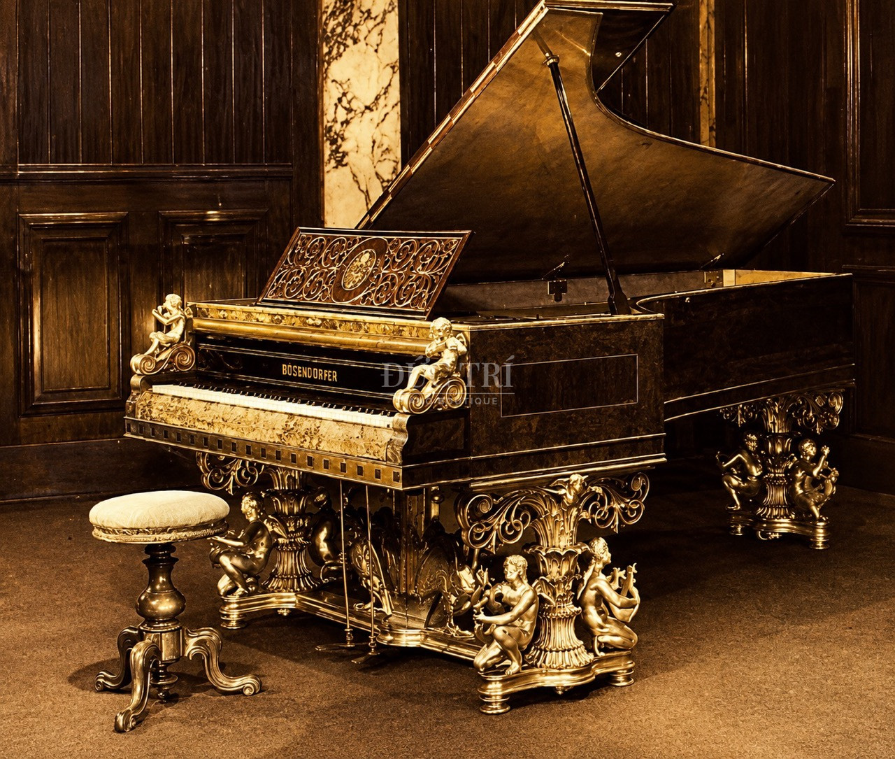 Chiec Bosendorfer do Hoang hau Ao Elisabeth Sissi dat tang lam qua danh tang Hoang hau Eugenie Phap thiet ke boi Kien truc su Theophil Hansen lon piano bespoke Chiếc Bosendorfer do Hoàng hậu Áo Elisabeth (Sissi) đặt tặng làm quà dành tặng Hoàng hậu Eugenie Pháp - được thiết kế bởi Theophil Hansen, kiến trúc sư nổi tiếng tại Vienna, người đã xây dựng tòa nhà Musikverein và Quốc hội Áo.