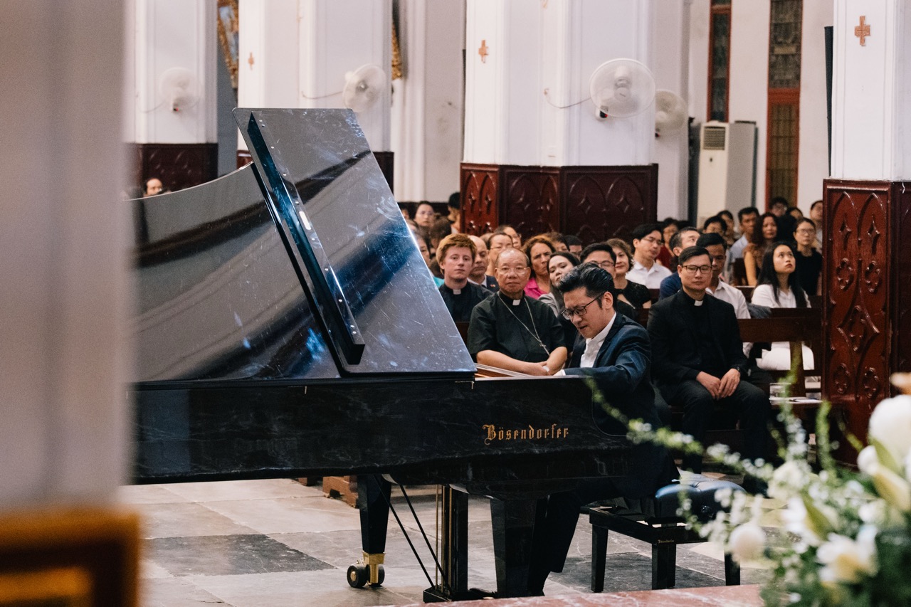 Bosendorfer 280VC trong Hanh Trinh Huong Thuong tai Nha Tho Lon Ha Noi 23 thang 10 Lưu Hồng Quang Khách mời tại đêm nhạc Hành trình hướng thượng