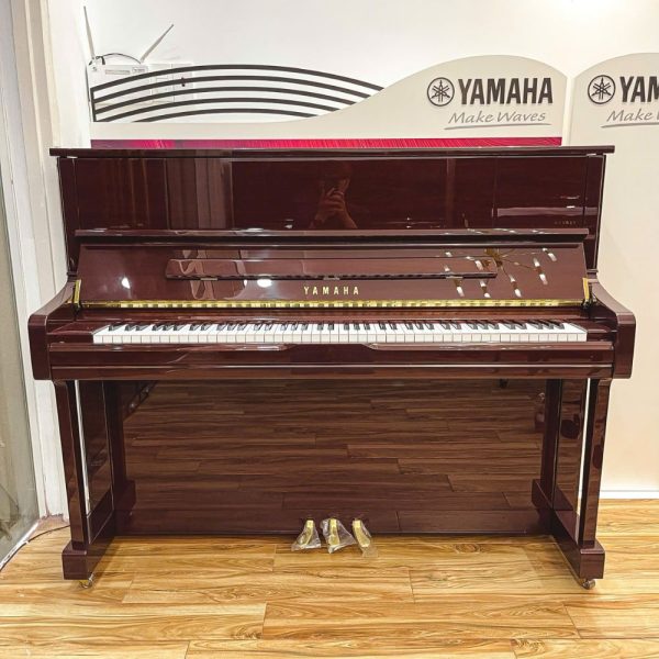 Hình ảnh góc chính diện của đàn Yamaha U1J PM