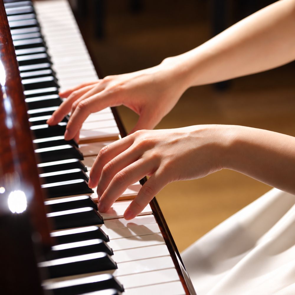 Hinh anh tu the tay khi choi piano chuan khong bi moi va co the thuc hien duoc cac dong tac tay kho tư thế ngồi đánh đàn piano Hình ảnh tư thế tay khi chơi piano chuẩn không bị mõi và có thể thực hiện được các động tác tay khó