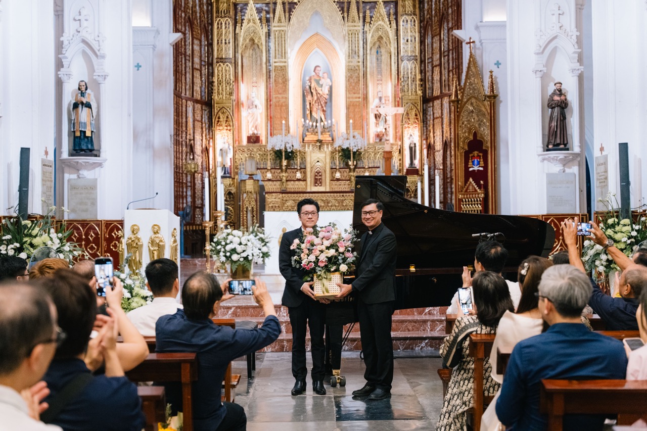 Linh muc Hung trao hoa cho nghe si Luu Hong Quang sau dem dien Lưu Hồng Quang Linh mục Giuse Nguyễn Văn Hùng trao hoa cho nghệ sĩ Lưu Hồng Quang sau đêm diễn