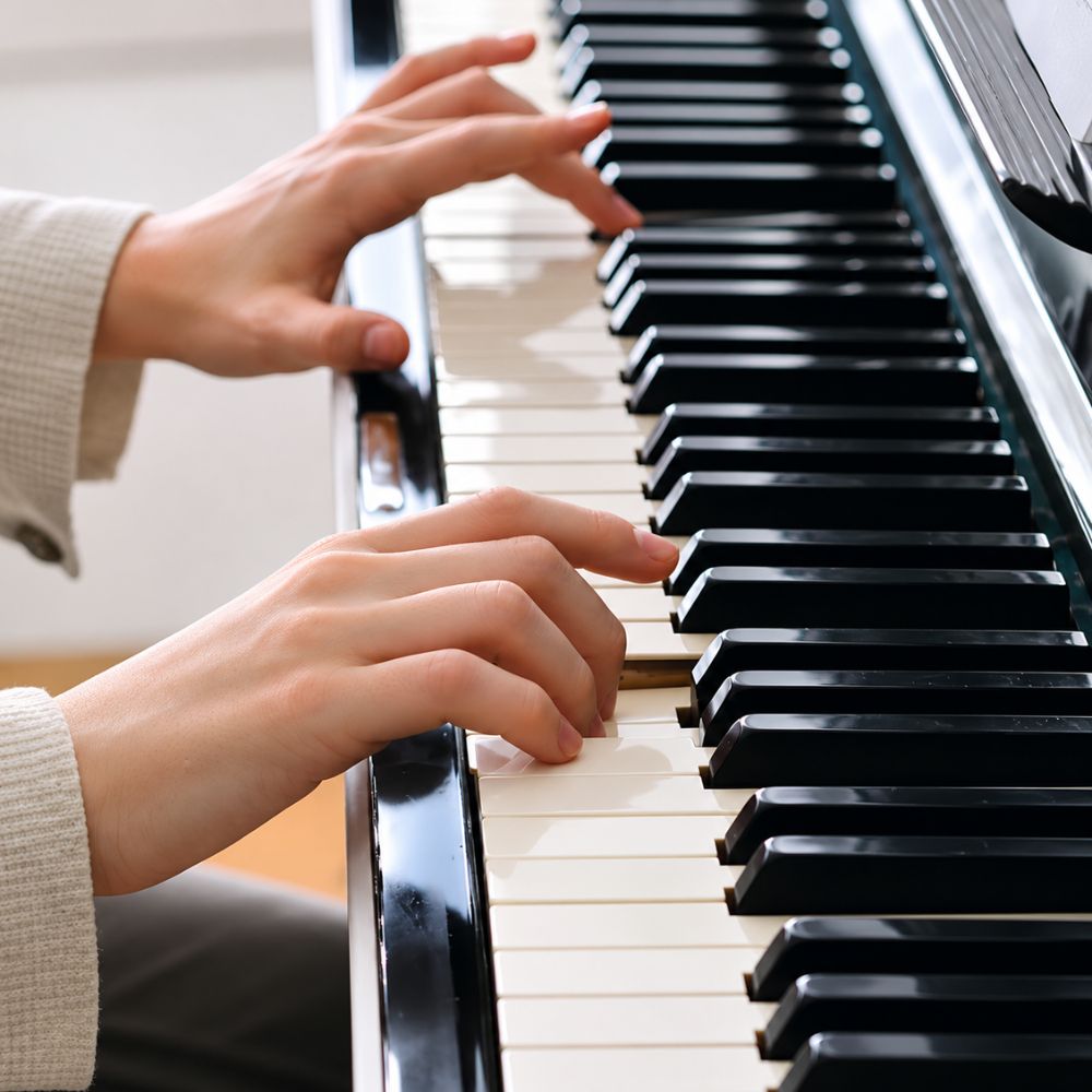 Ngon tay cong tron chuan tu the tay khi choi piano tư thế tay khi chơi piano Ngón tay cong tròn chuẩn tư thế tay khi chơi piano