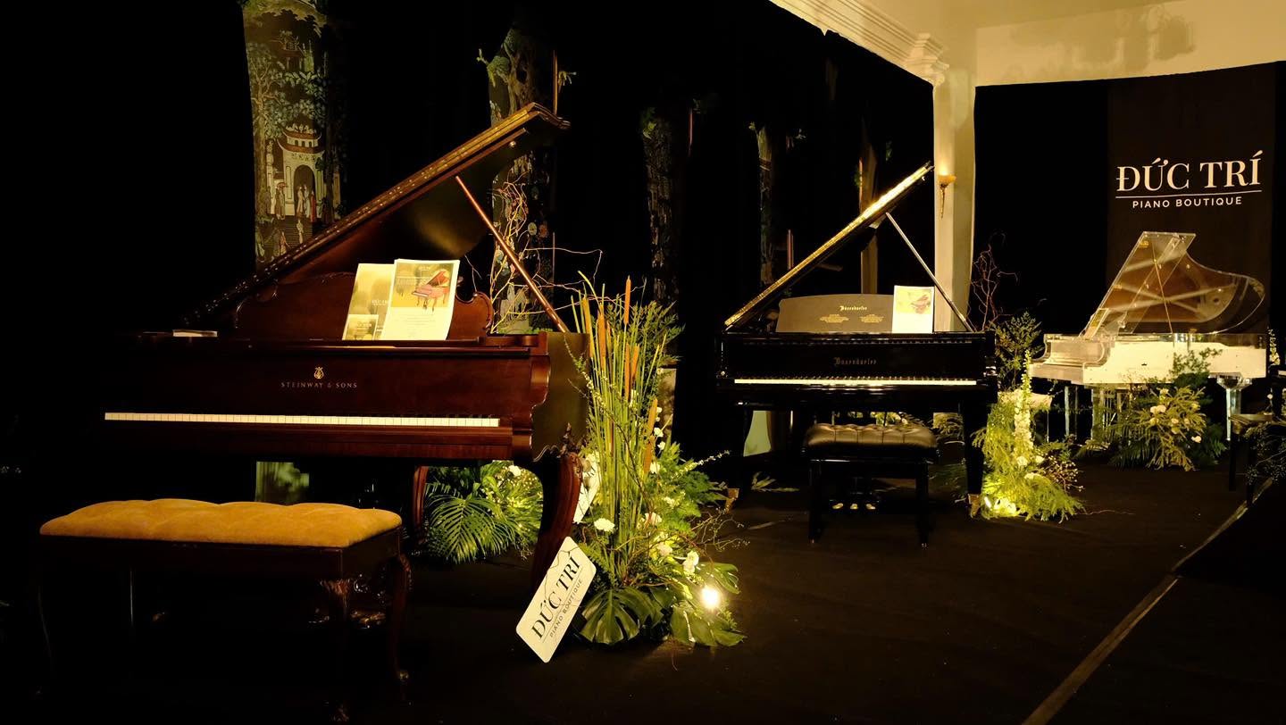 San khau phu la voice of nature 2026 Phía ngoài sảnh chờ, một khu vườn dương cầm nhỏ được Đức Trí Piano Boutique tạo nên để khán giả đến sớm trải nghiệm.