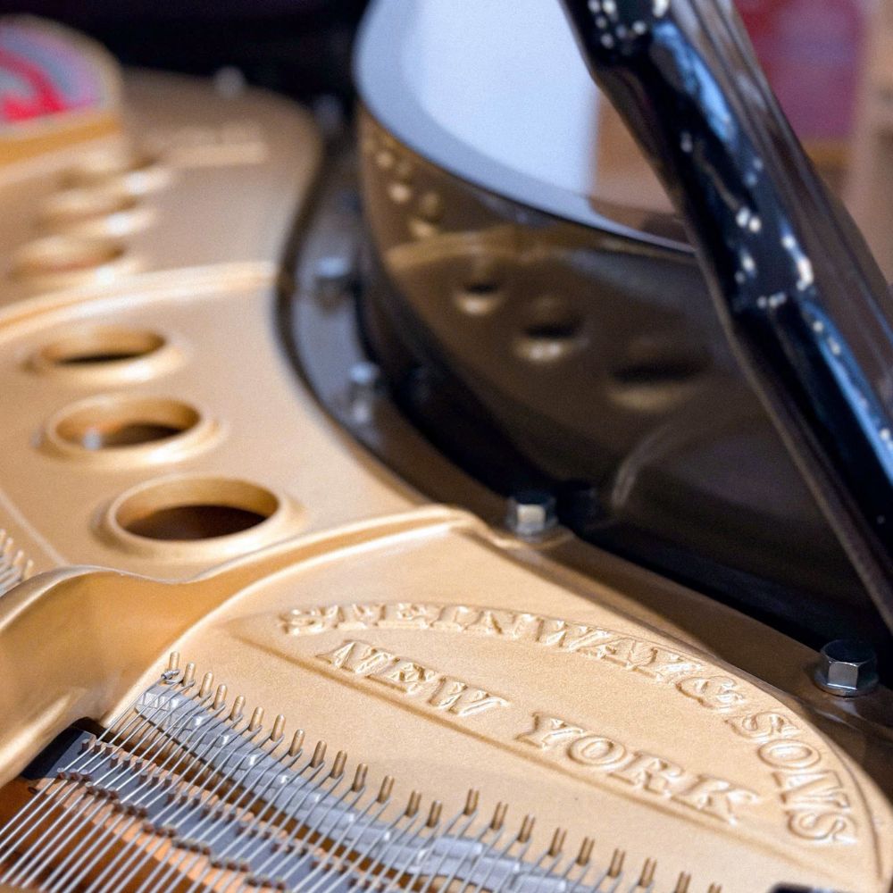 logo Steinway & Sons bên trong đàn Steinway & Sons M170