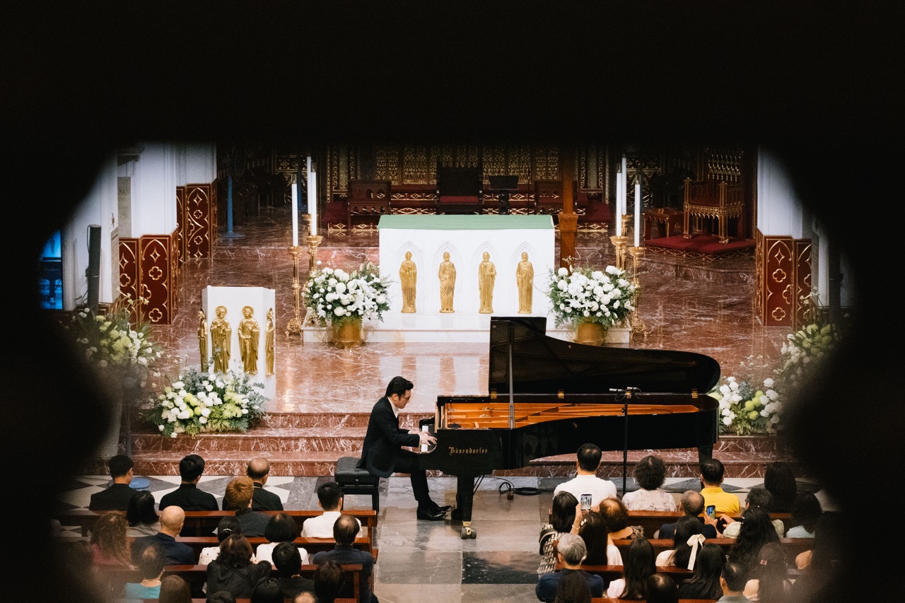 toan canh dem dien bosendorfer 280vc luu hong quang nha tho lon lon Lưu Hồng Quang Nghệ sĩ Lưu Hồng Quang biểu diễn Liszt trên đàn Bösendorfer tại Nhà thờ Lớn Hà Nội